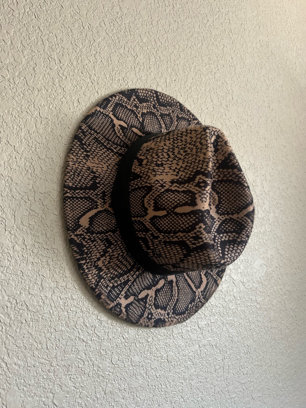 Like New Brown and Black Snake Skin Fedora Women’s - Picture 4 of 8